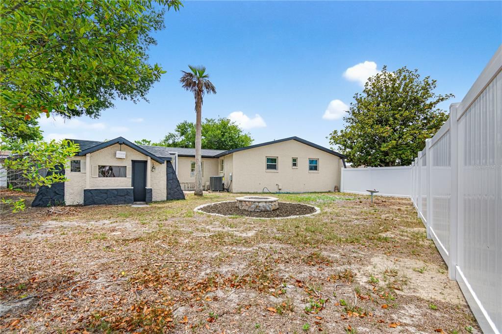 Activo con contrato: $370,000 (3 camas, 2 baños, 1617 Pies cuadrados)