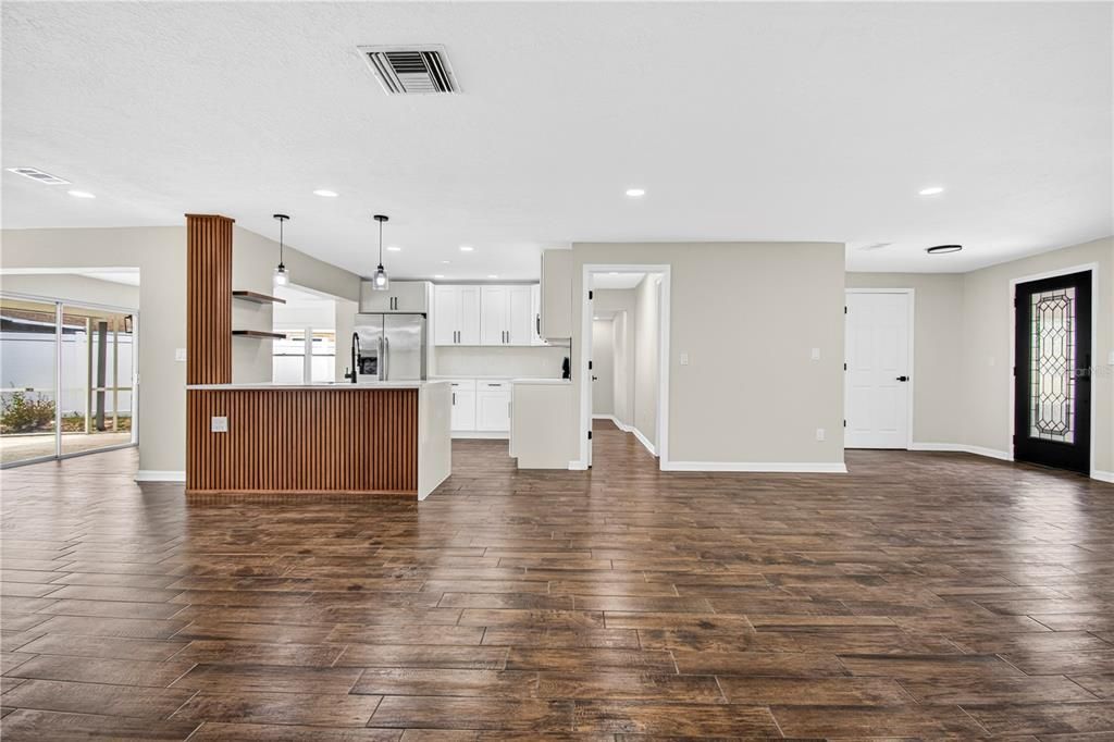 Activo con contrato: $370,000 (3 camas, 2 baños, 1617 Pies cuadrados)