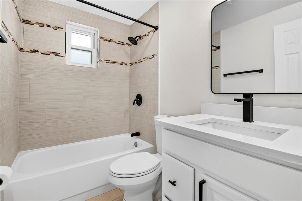 Activo con contrato: $370,000 (3 camas, 2 baños, 1617 Pies cuadrados)