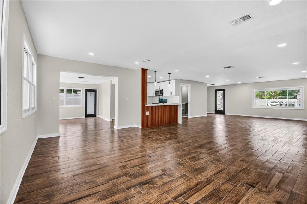 Activo con contrato: $370,000 (3 camas, 2 baños, 1617 Pies cuadrados)