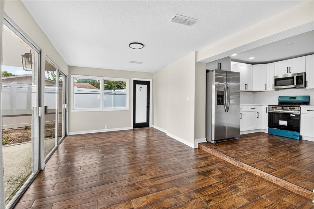 Activo con contrato: $370,000 (3 camas, 2 baños, 1617 Pies cuadrados)
