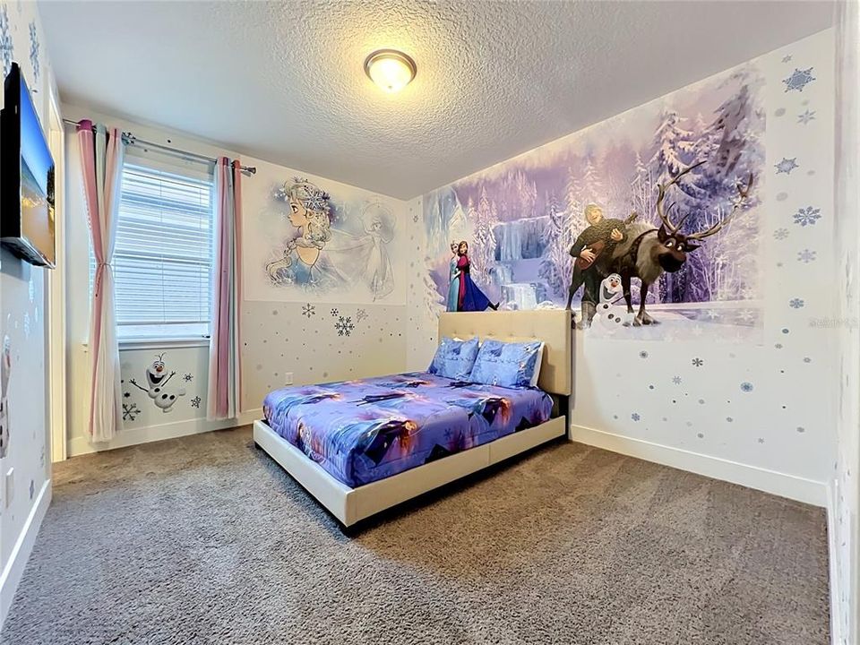 For Sale: $599,000 (5 beds, 5 baths, 2570 Square Feet)
