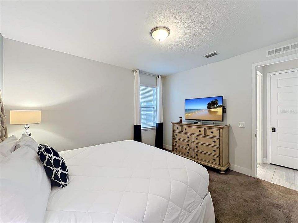 For Sale: $599,000 (5 beds, 5 baths, 2570 Square Feet)