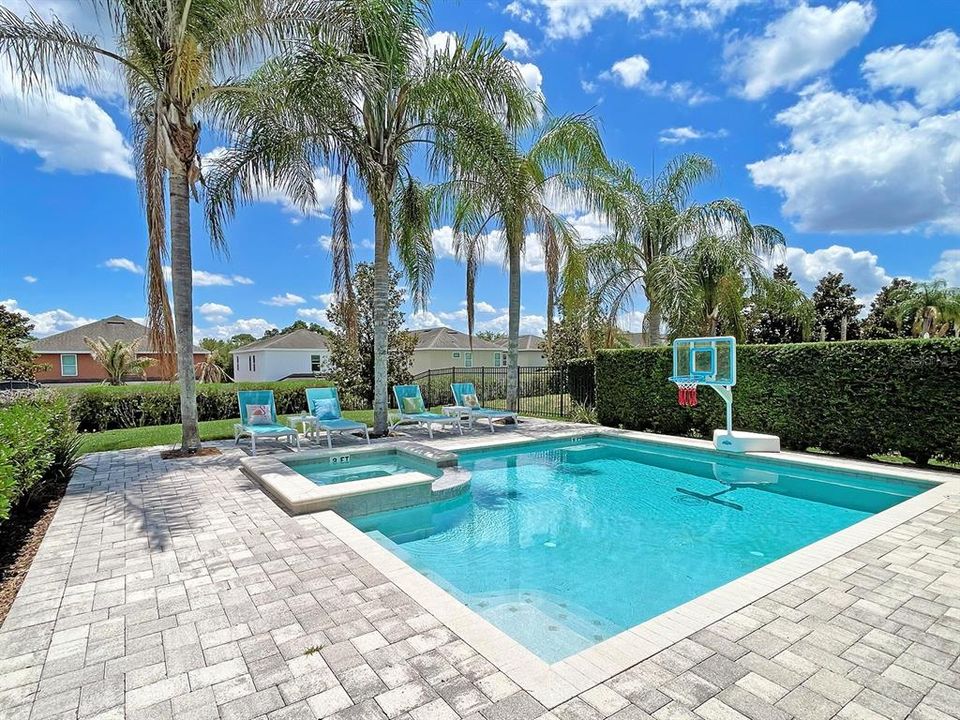 For Sale: $599,000 (5 beds, 5 baths, 2570 Square Feet)