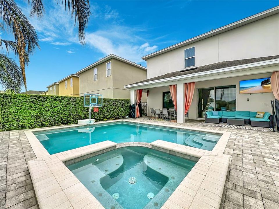 For Sale: $599,000 (5 beds, 5 baths, 2570 Square Feet)