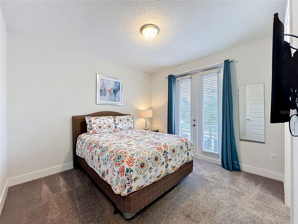 For Sale: $599,000 (5 beds, 5 baths, 2570 Square Feet)