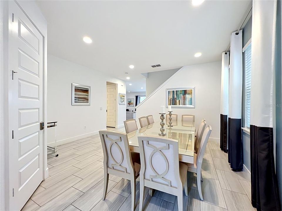 For Sale: $599,000 (5 beds, 5 baths, 2570 Square Feet)
