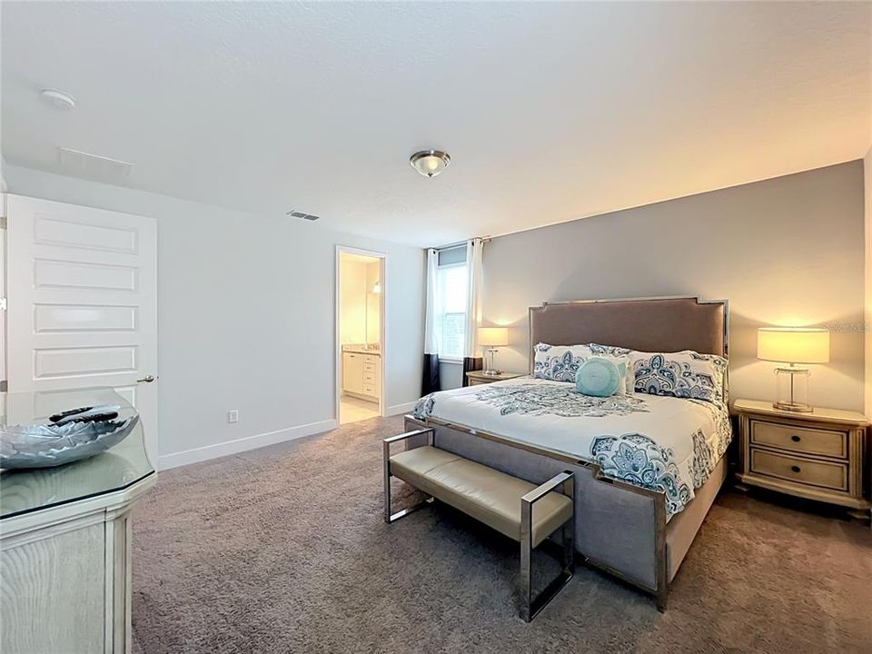For Sale: $599,000 (5 beds, 5 baths, 2570 Square Feet)