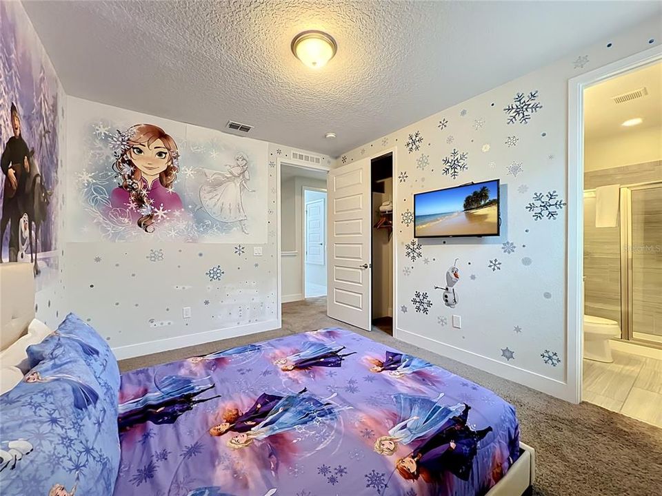 For Sale: $599,000 (5 beds, 5 baths, 2570 Square Feet)