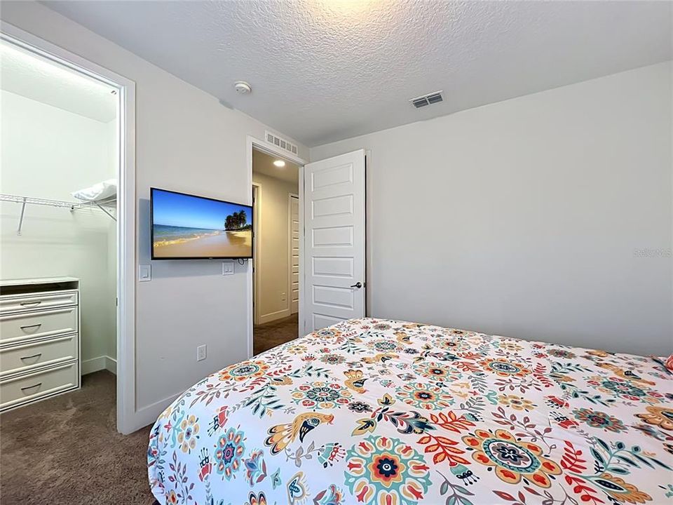For Sale: $599,000 (5 beds, 5 baths, 2570 Square Feet)