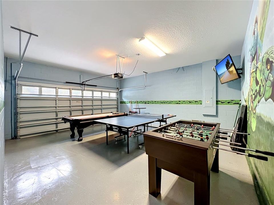 For Sale: $599,000 (5 beds, 5 baths, 2570 Square Feet)