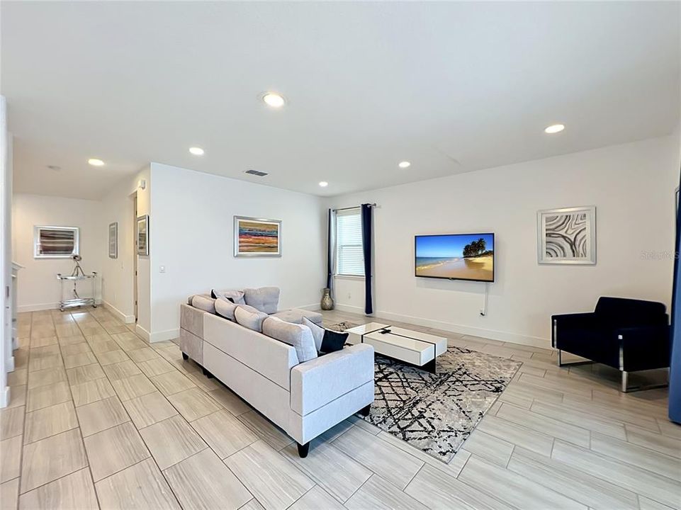 For Sale: $599,000 (5 beds, 5 baths, 2570 Square Feet)