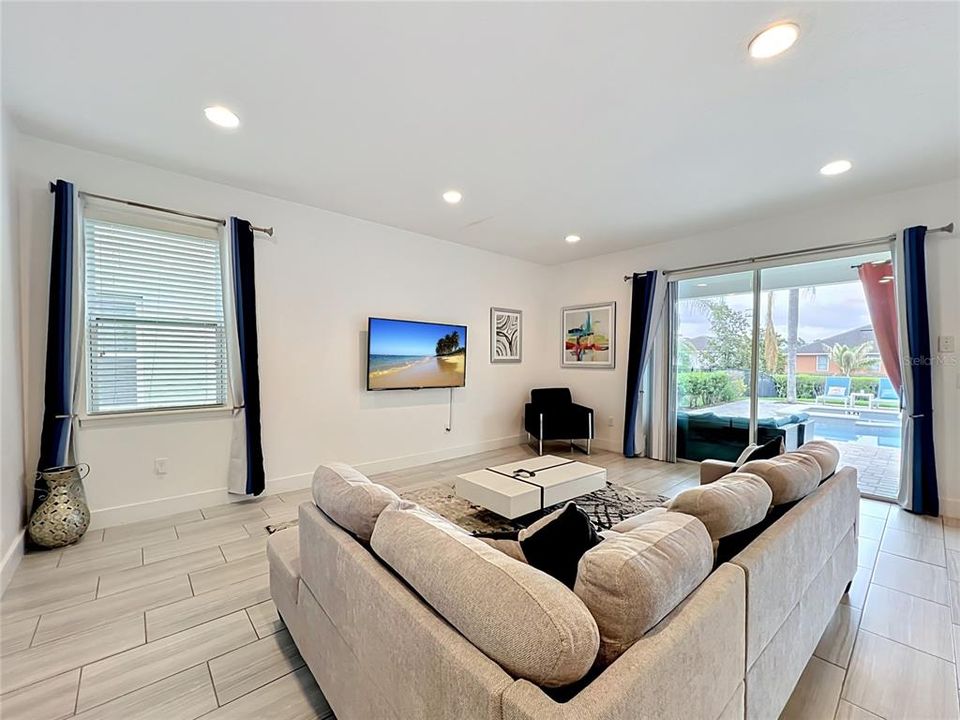For Sale: $599,000 (5 beds, 5 baths, 2570 Square Feet)