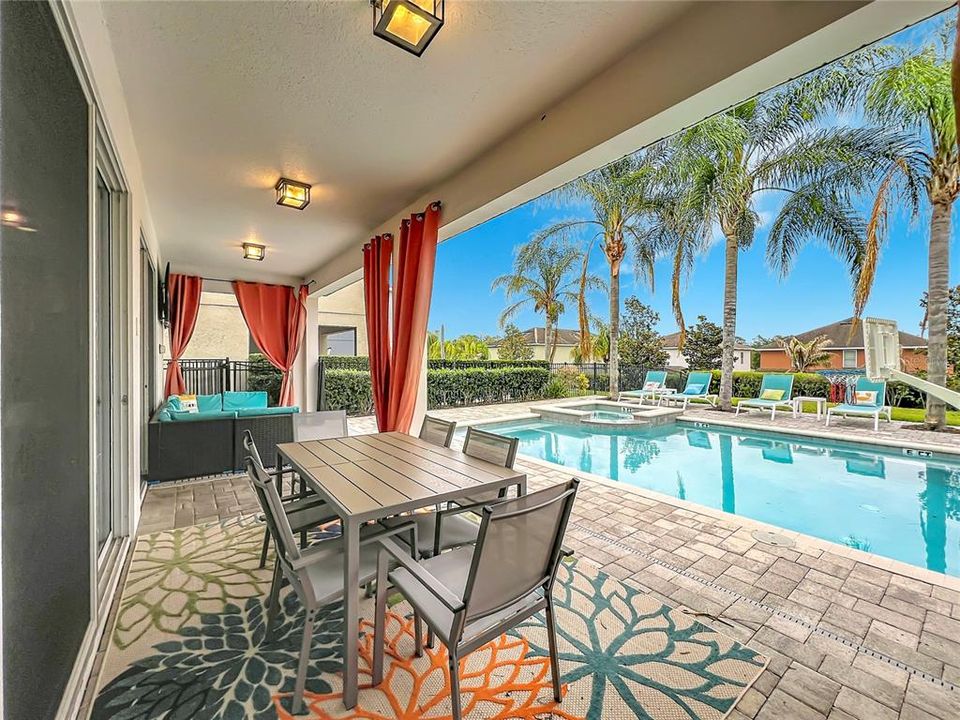For Sale: $599,000 (5 beds, 5 baths, 2570 Square Feet)