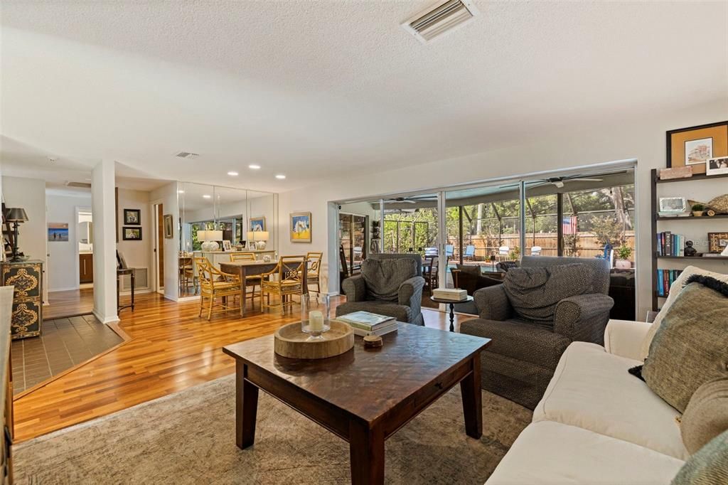 Activo con contrato: $674,900 (2 camas, 2 baños, 1636 Pies cuadrados)