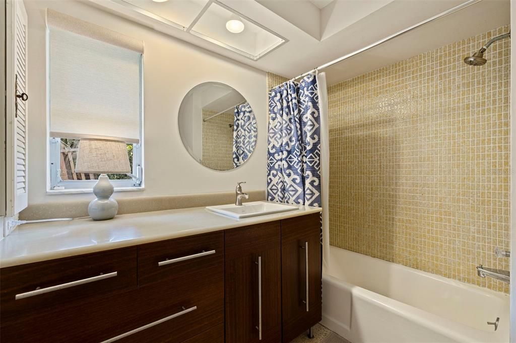 Activo con contrato: $674,900 (2 camas, 2 baños, 1636 Pies cuadrados)