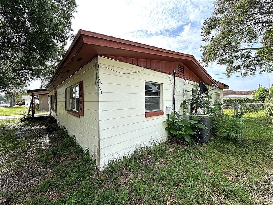 Active With Contract: $195,000 (3 beds, 2 baths, 1395 Square Feet)