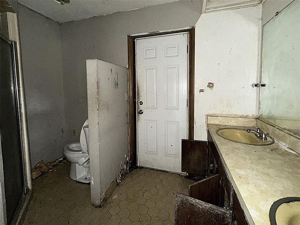 Active With Contract: $195,000 (3 beds, 2 baths, 1395 Square Feet)