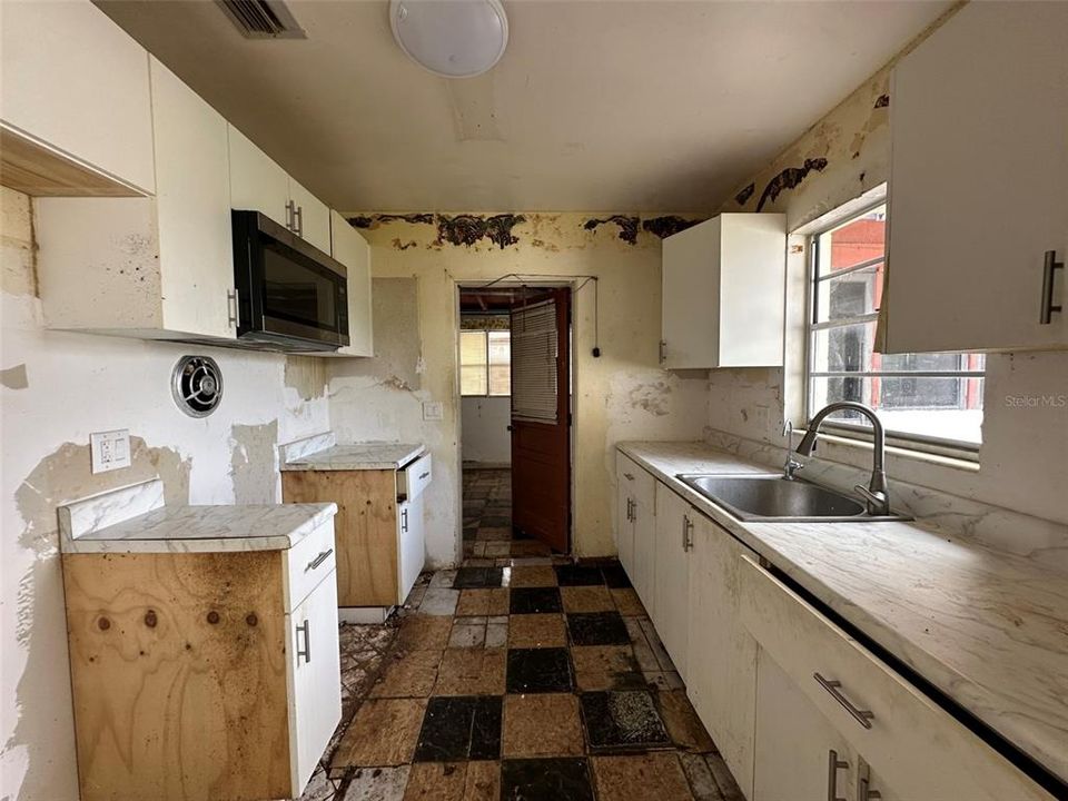 Active With Contract: $195,000 (3 beds, 2 baths, 1395 Square Feet)