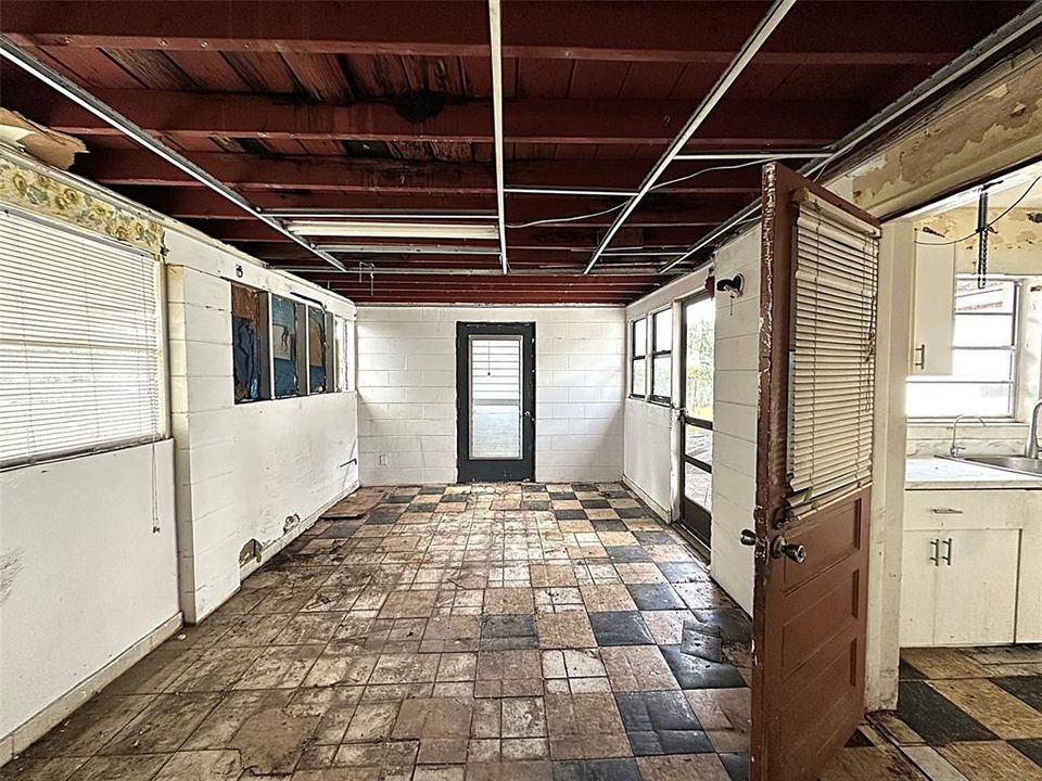 Active With Contract: $195,000 (3 beds, 2 baths, 1395 Square Feet)
