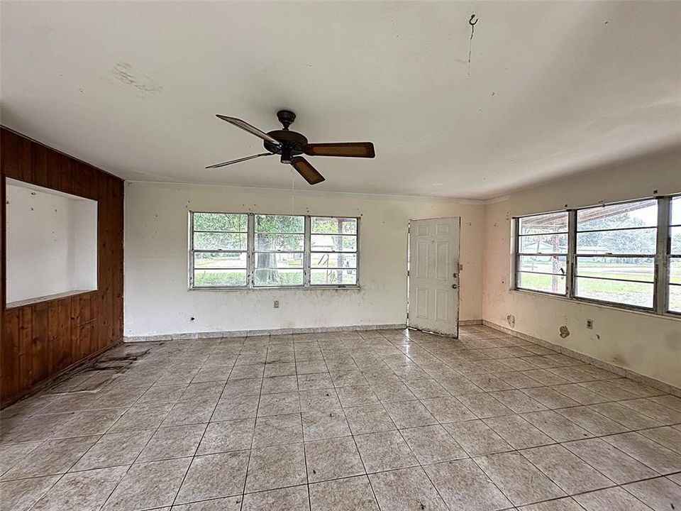 Active With Contract: $195,000 (3 beds, 2 baths, 1395 Square Feet)