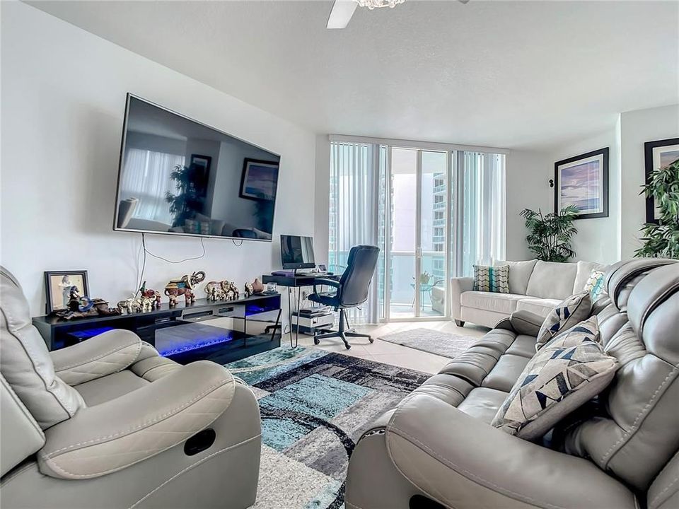 For Sale: $455,000 (3 beds, 3 baths, 2079 Square Feet)