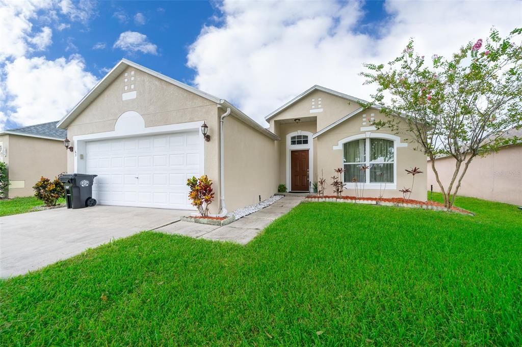 For Rent: $2,100 (3 beds, 2 baths, 1463 Square Feet)