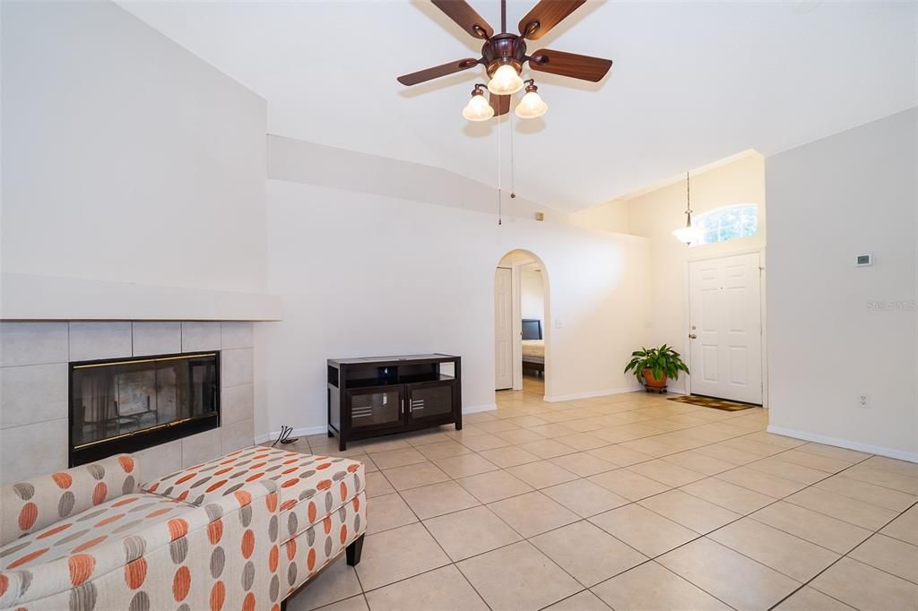 For Rent: $2,100 (3 beds, 2 baths, 1463 Square Feet)