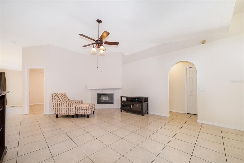 For Rent: $2,100 (3 beds, 2 baths, 1463 Square Feet)
