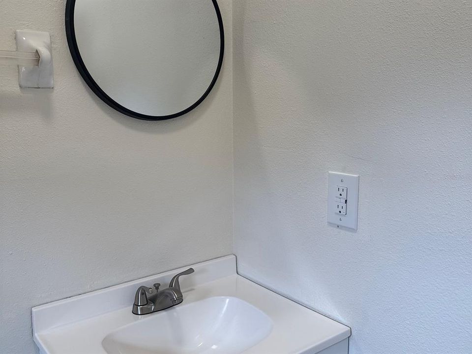 For Rent: $1,300 (1 beds, 1 baths, 600 Square Feet)