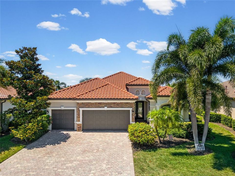 En Venta: $769,000 (4 camas, 2 baños, 2239 Pies cuadrados)