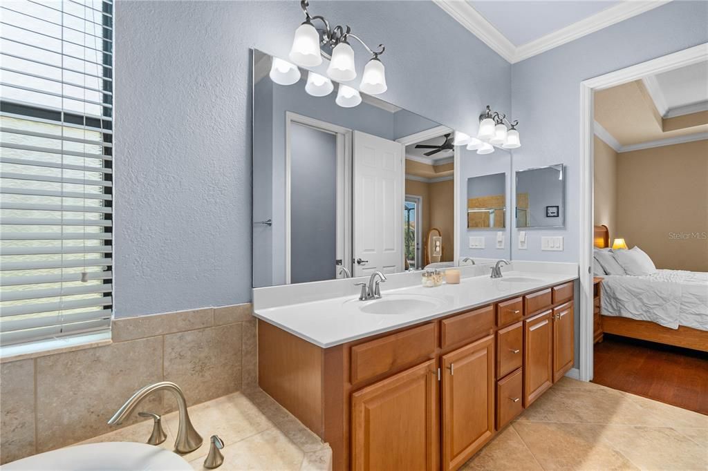 En Venta: $769,000 (4 camas, 2 baños, 2239 Pies cuadrados)