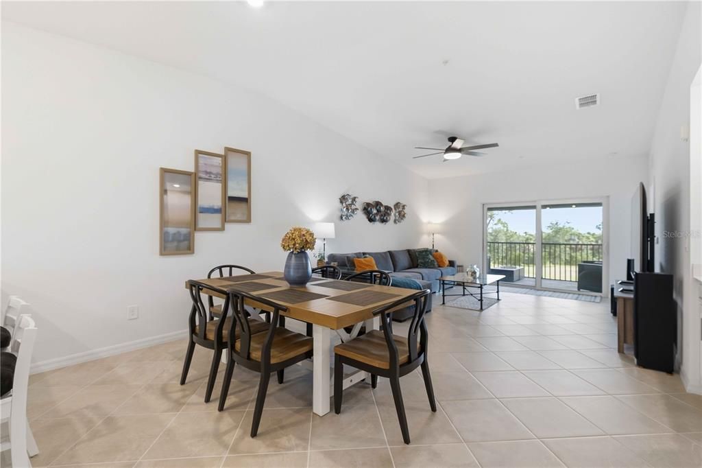 En Venta: $359,000 (2 camas, 2 baños, 1366 Pies cuadrados)