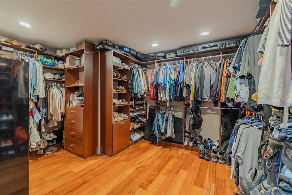 合同活跃: $899,900 (4 贝兹, 3 浴室, 3680 平方英尺)