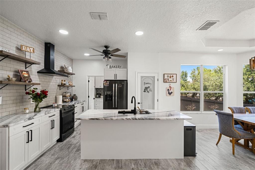 For Sale: $359,900 (3 beds, 2 baths, 1798 Square Feet)