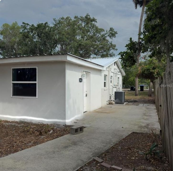 For Rent: $1,200 (1 beds, 1 baths, 900 Square Feet)