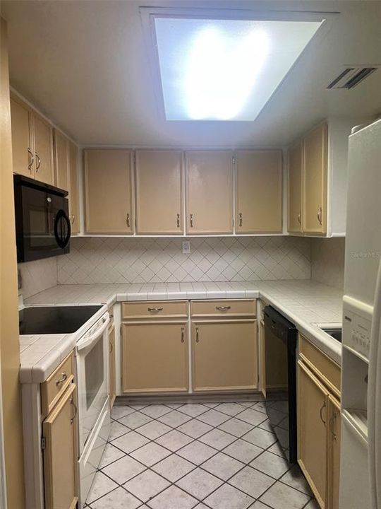 В аренду: $1,850 (2 спален, 2 ванн, 1216 Квадратных фут)