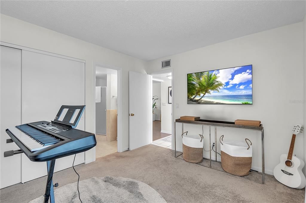 For Sale: $189,900 (2 beds, 2 baths, 930 Square Feet)