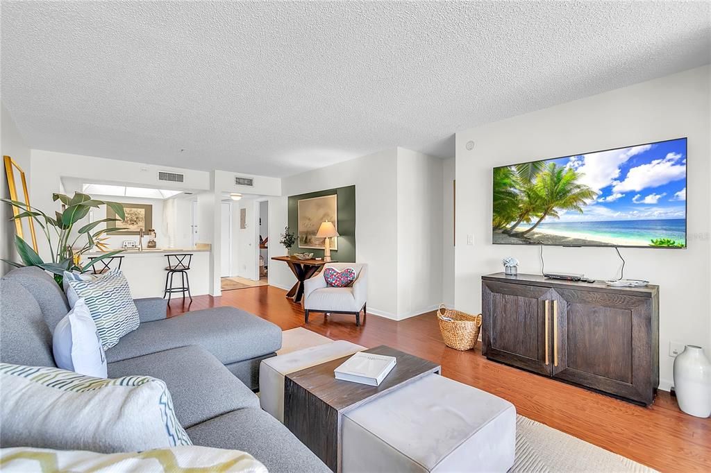 For Sale: $189,900 (2 beds, 2 baths, 930 Square Feet)