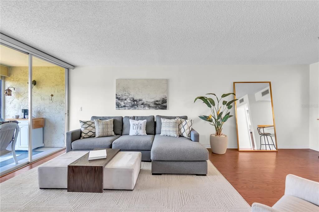 For Sale: $189,900 (2 beds, 2 baths, 930 Square Feet)