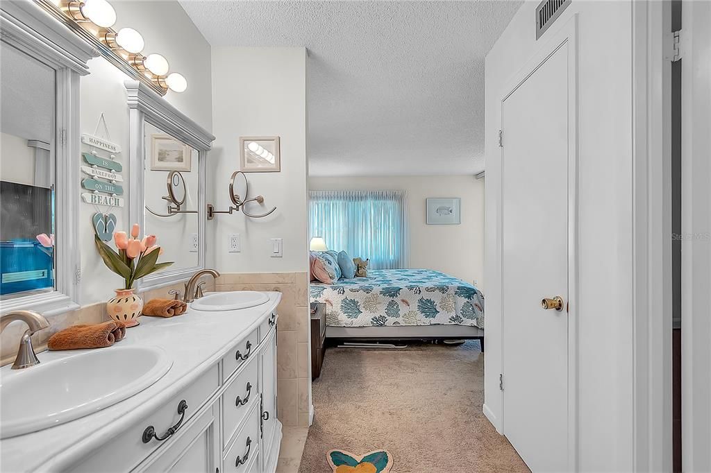 For Sale: $189,900 (2 beds, 2 baths, 930 Square Feet)