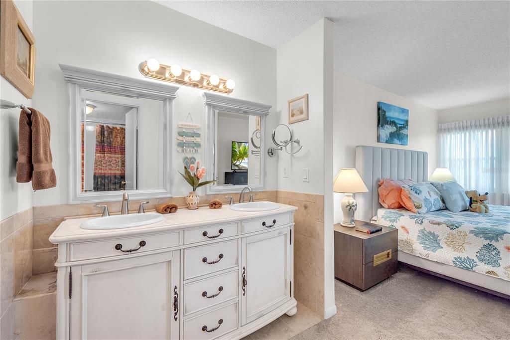 For Sale: $189,900 (2 beds, 2 baths, 930 Square Feet)