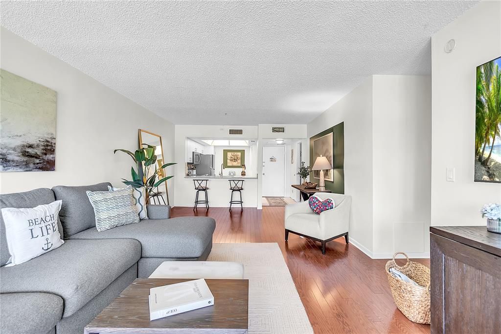 For Sale: $189,900 (2 beds, 2 baths, 930 Square Feet)