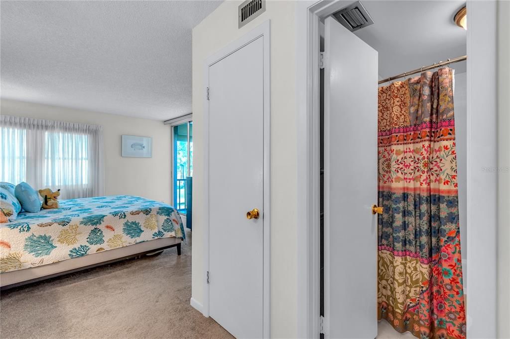 For Sale: $189,900 (2 beds, 2 baths, 930 Square Feet)