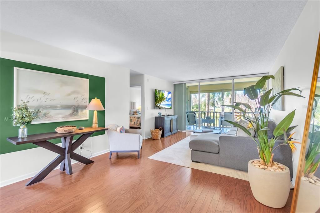 For Sale: $189,900 (2 beds, 2 baths, 930 Square Feet)