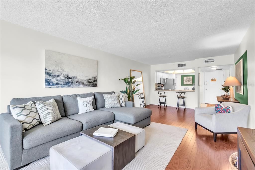 For Sale: $189,900 (2 beds, 2 baths, 930 Square Feet)