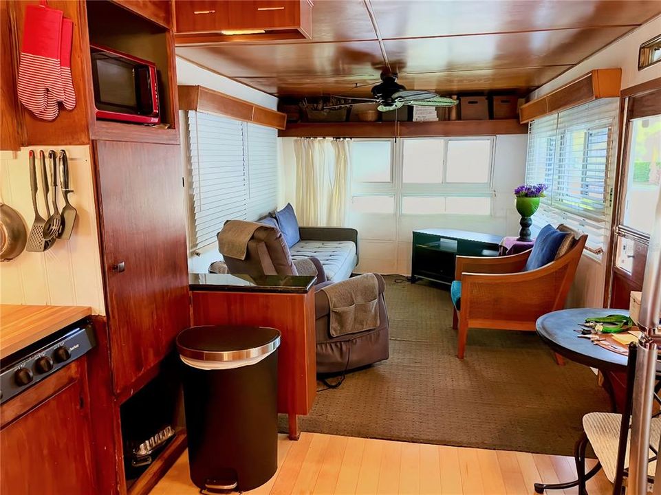 For Sale: $62,000 (1 beds, 1 baths, 420 Square Feet)