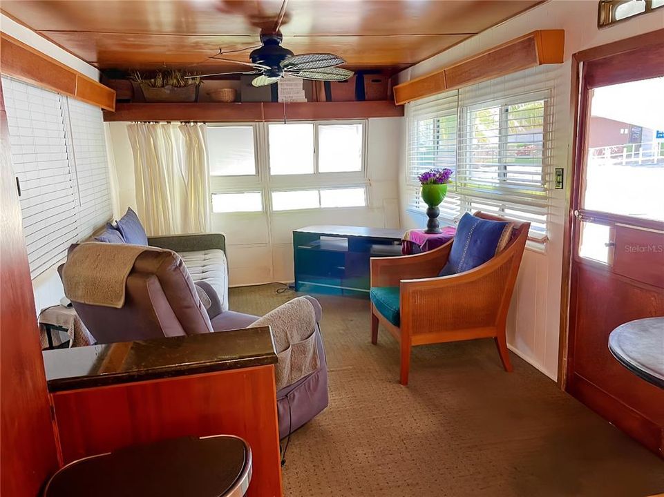 For Sale: $62,000 (1 beds, 1 baths, 420 Square Feet)