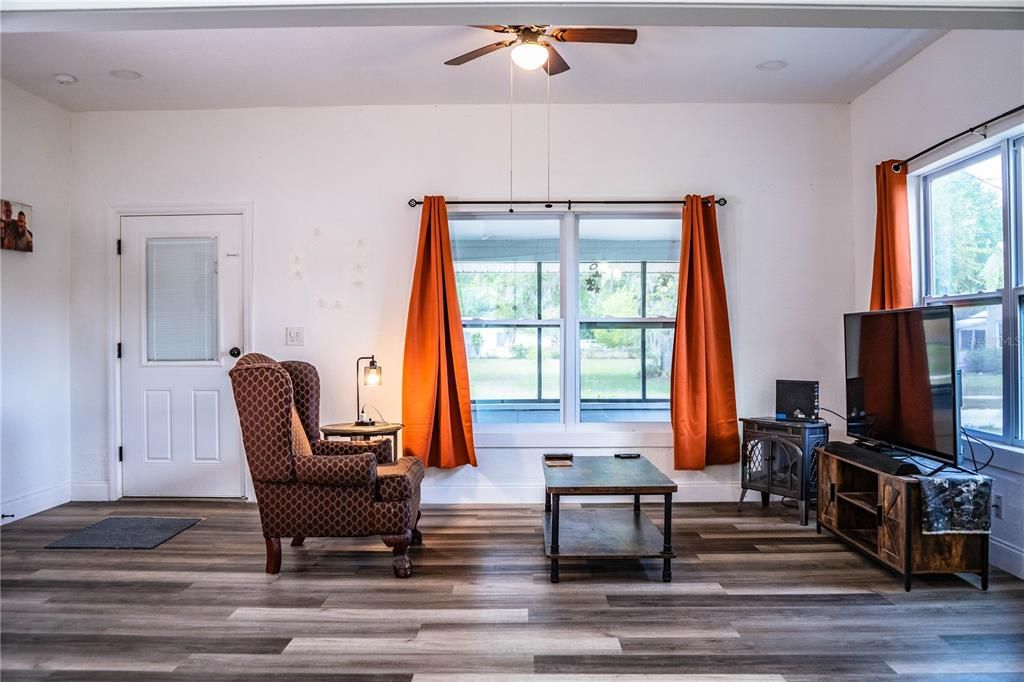 For Sale: $238,500 (3 beds, 1 baths, 1264 Square Feet)