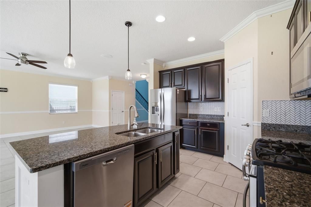 For Rent: $3,100 (4 beds, 2 baths, 2319 Square Feet)